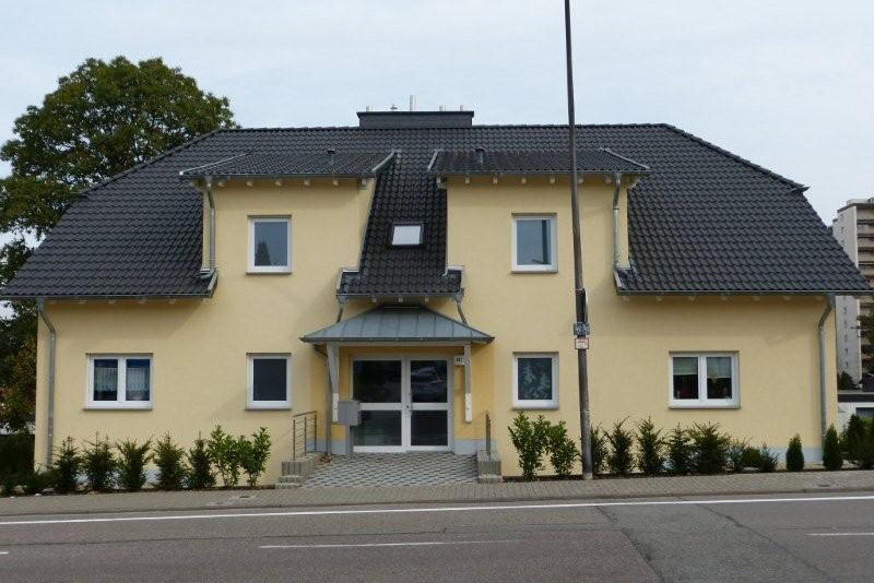 Mehrfamilienhäuser unmittelbar an Bundesstraße