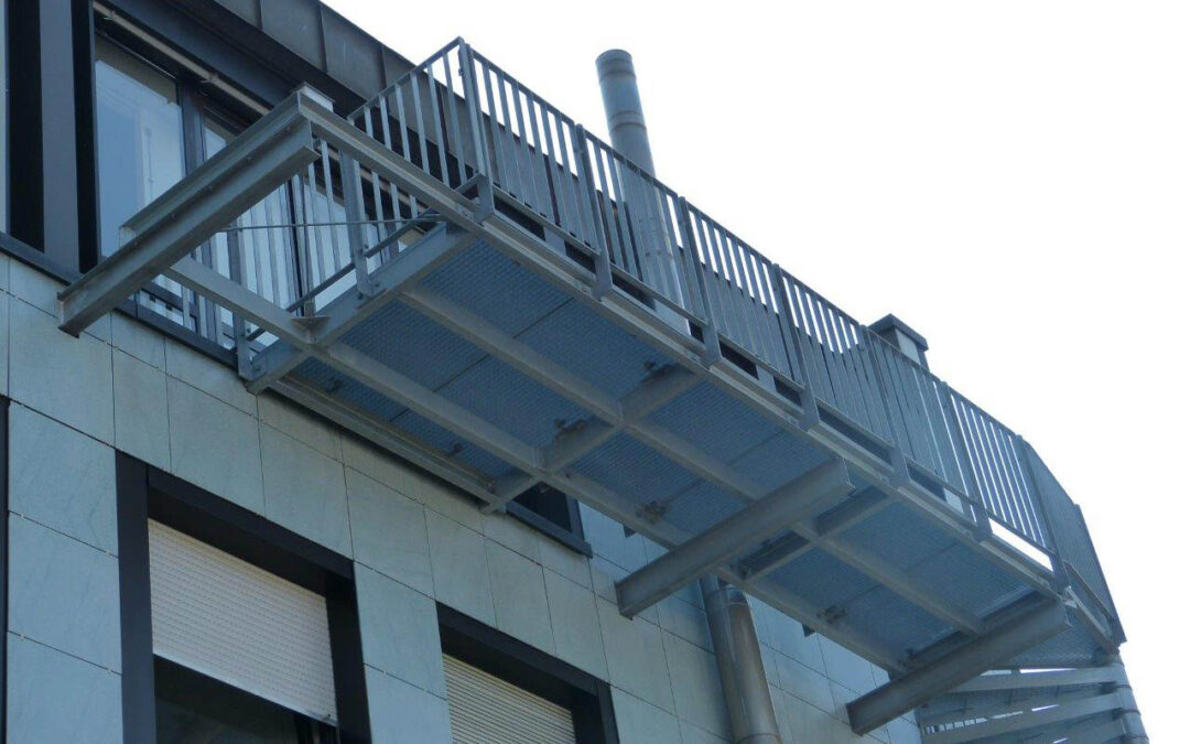 Fluchtsteg mit Spindeltreppe